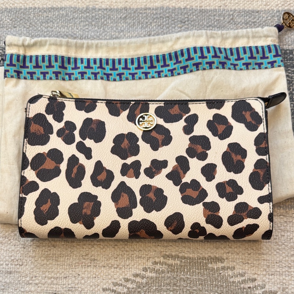 Tory Burch wallet on a chain, Leopard crossbody Gold tone Hardware. EUC